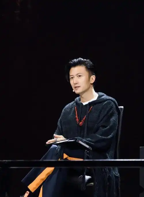 谢霆锋潮流造型,丸子头 西装,男人味十足!40岁变身潮男