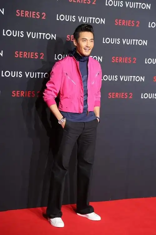 原创太骚气!胡兵穿玫红夹克还系小丝巾,高清镜头下皮肤竟也坑坑洼洼