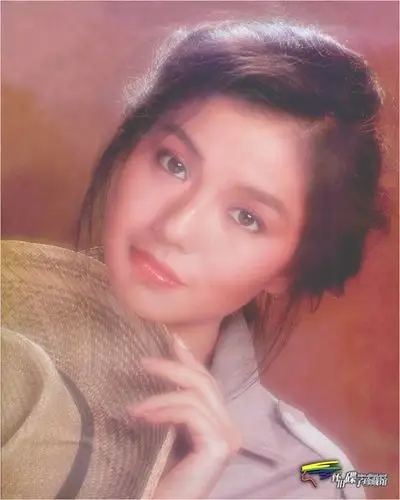 日出生于中国香港,祖籍广东省博罗县石湾镇西埔村,中国香港电影女演员