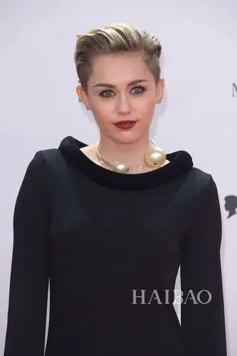 明星佩戴珍珠项链合辑珠宝:麦莉·赛勒斯 (miley cyrus)