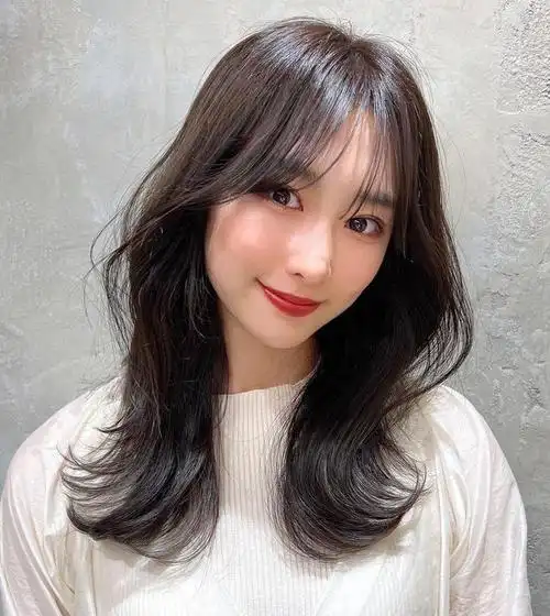 微卷中长发型是一款优雅而迷人的发型,适合那些喜欢自然风格的人.