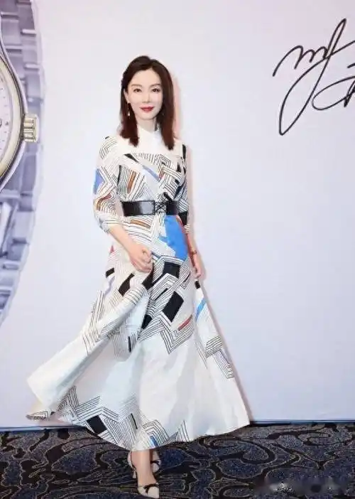 46岁陈数到了中年更有气质:发不剪短,裙不上膝,美得知性又优雅_女性