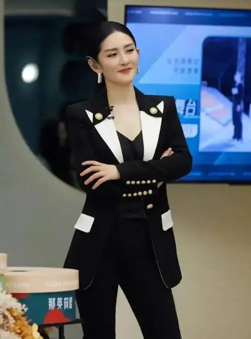 生完二胎的谢娜终于成熟了穿拼色西装低调沉稳低马尾挺显气质