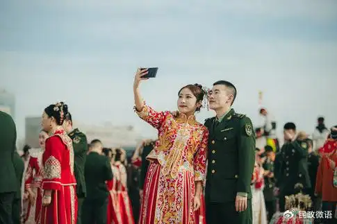 红色秀禾配绿色军装 军地集体婚礼太吸睛_新浪财经_新浪网