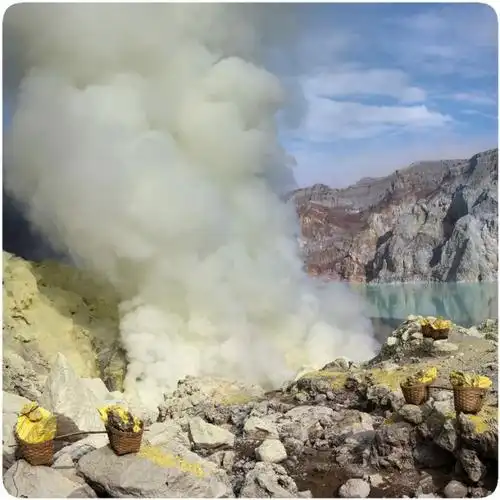印尼玩命的火山口采硫磺