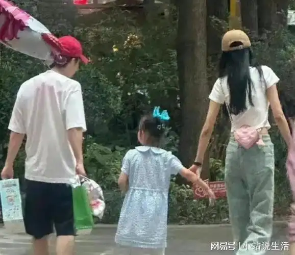 董子健带女儿吃火锅6岁大福好社牛身长脚长圆头圆脑