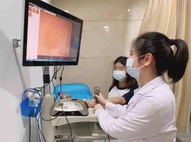 皮肤科医生在为患者进行皮肤镜检查