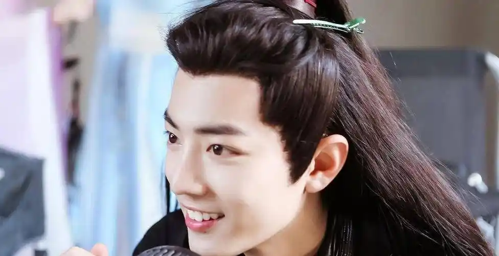 同样是"回眸一笑",宋祖儿治愈,肖战可爱,看到易烊千玺迷住了_时候