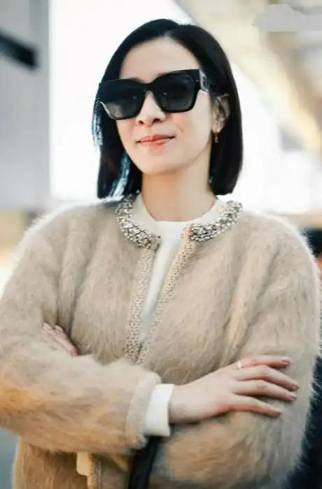 佘诗曼脚踩黑色靴子,还留着清新的短发,戴着黑色的墨镜,有种酷酷的