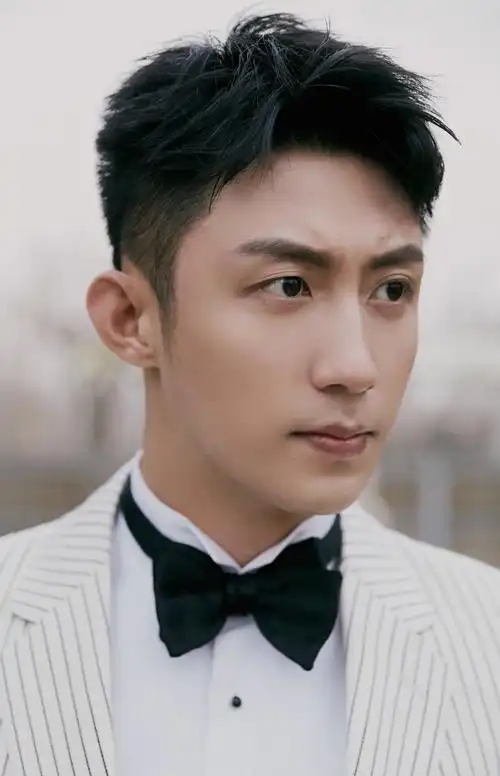 发型图片 1/6 2/6 3/6 4/6 5/6 6/6 上一组图 下一组图 黄景瑜相关