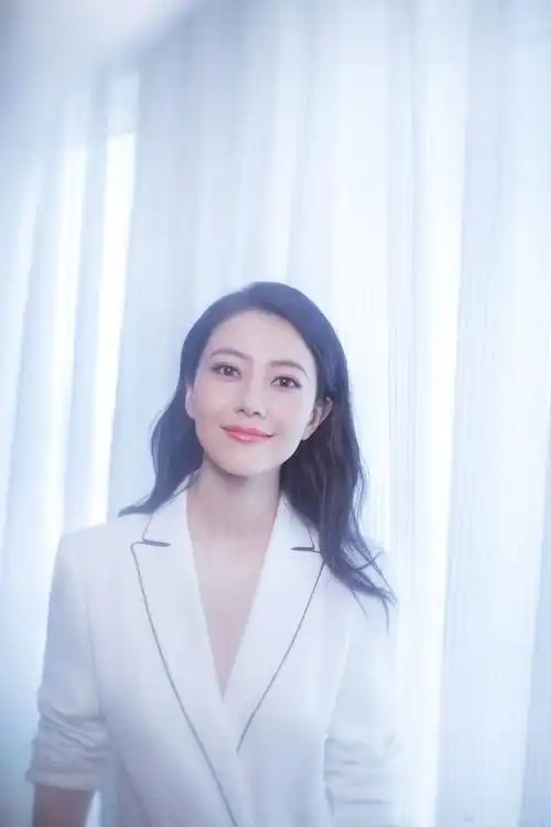 高圆圆总算不留黑长直,新发型配白西装美呆了,网友:羡慕赵又廷