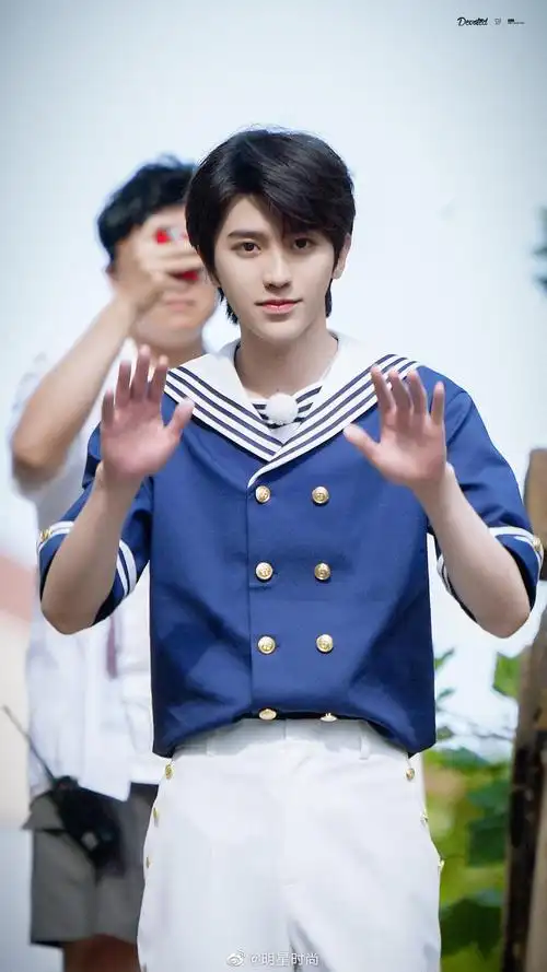 坤坤身着蓝白拼色海军服干净且清爽……|坤坤|蔡徐坤_新浪新闻
