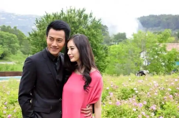 辛辛苦苦当"奶妈",一朝算计遭背弃,杨幂出走的内幕,太恶心了_合作