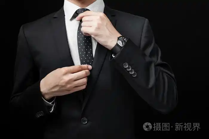 黑色背景上西装的男人