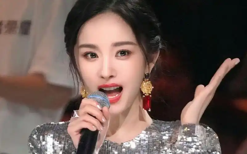 杨幂爸爸叫杨幂丫头叫小糯米小丫头,幂姐是生活在爱里长大的小女孩呀