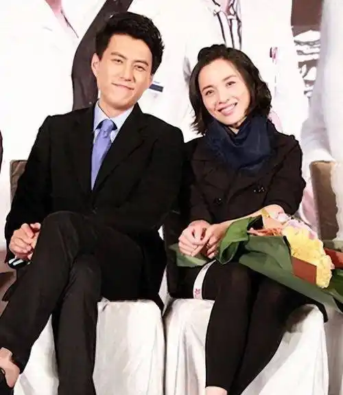 李佳在家开派对,额头裸露,没有化妆,自然大方,靳东和女生不怕老婆嫉妒