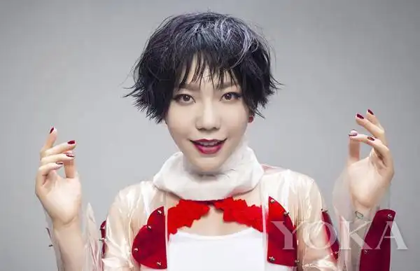 换了短发的吴莫愁在微博中写道:短发后一切都更好了,回归了好声音前更