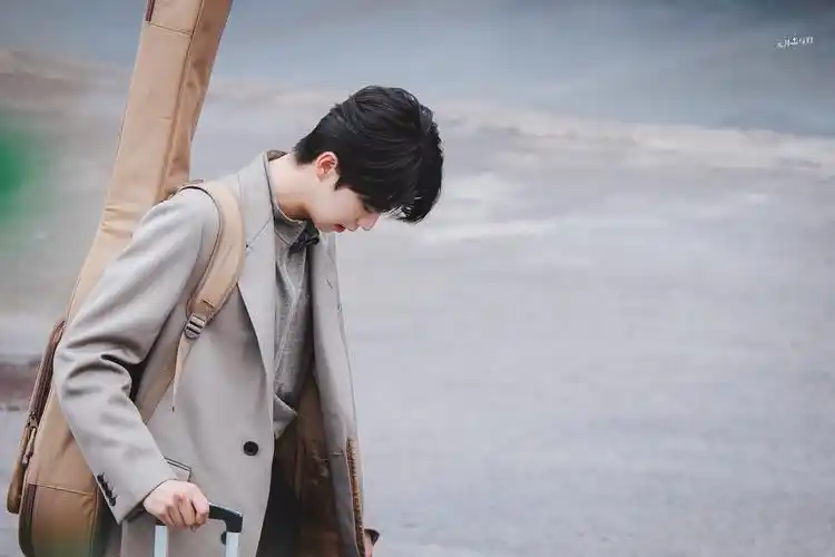 张嘉元今日份出发饭拍图 身穿风衣背着吉他的少年……_高清图集_新浪