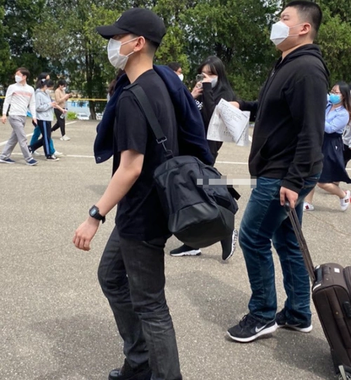 曝朴灿烈入伍高清照痘痘变多皮肤暗沉五官没变化却遮不住疲惫