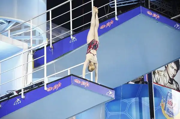 图文:《星跳水立方》第一期 金小鱼倒立动作-搜狐体育