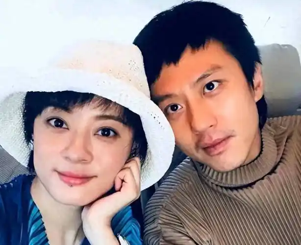 紧随吴京之后的是夫妻档邓超和孙俪夫妇,他们的补税总额高达2.5亿元.