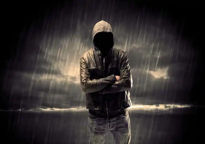 抱膀雨中的男人