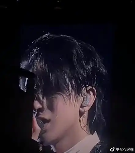 蔡徐坤演唱会唱歌时哭到妆花现场回应粉丝我爱你太感性了