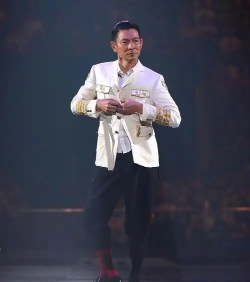 刘德华演唱会遭女粉丝穿婚纱求婚高情商回应引全场尖叫