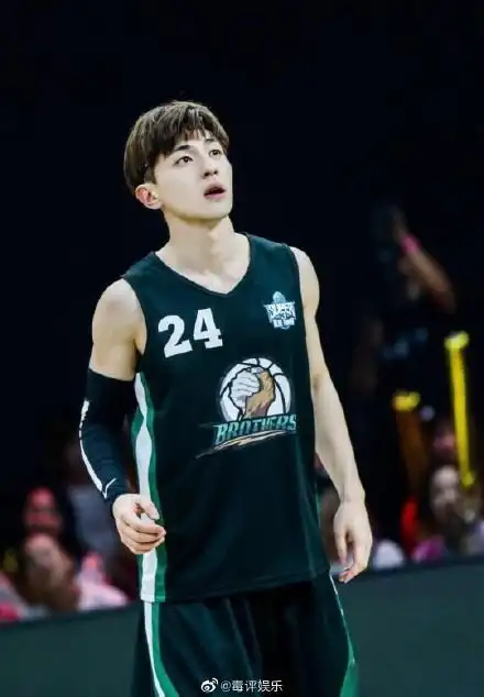 如果有个篮球队里面有,李易峰,邓伦,吴亦凡,黄明昊,刘宪华,范丞丞