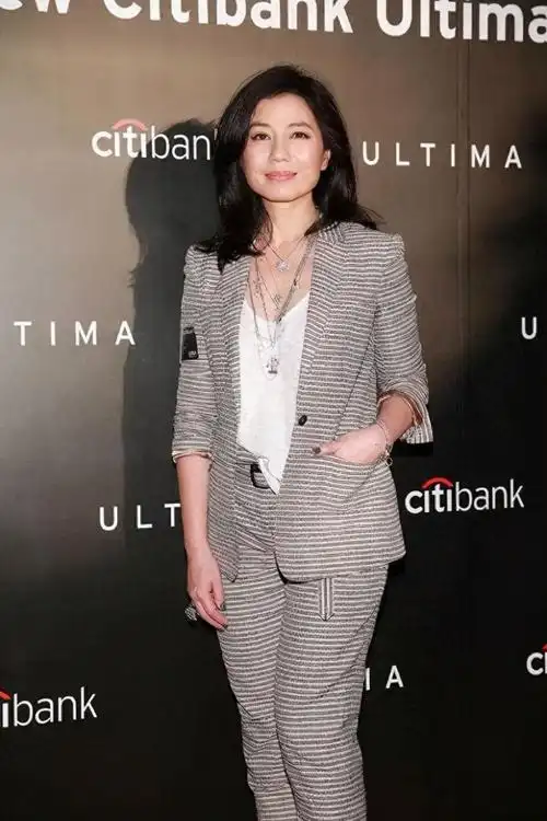 钟楚红穿出了大婶们想要的小性感,白西装内搭裸色打底,气质惊艳|模特