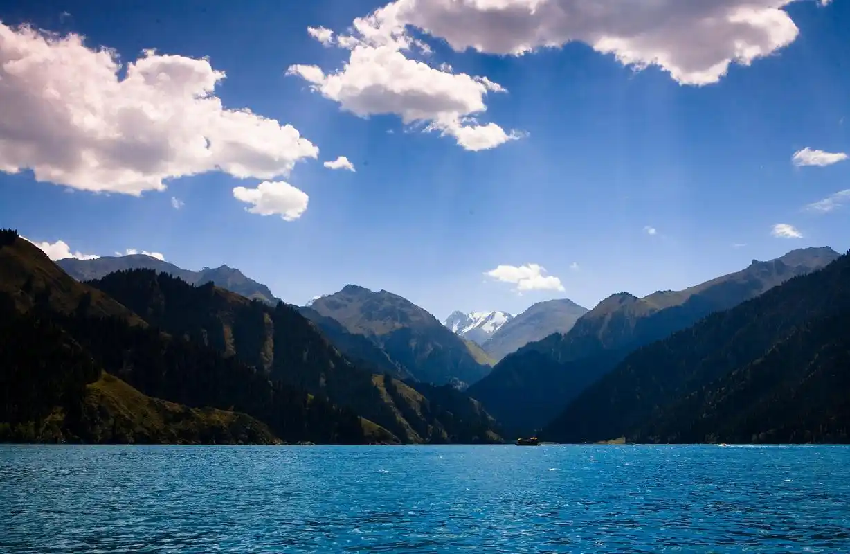 新疆天山天池风景名胜区位于新疆昌吉回族自治州阜康市境内,是以高山