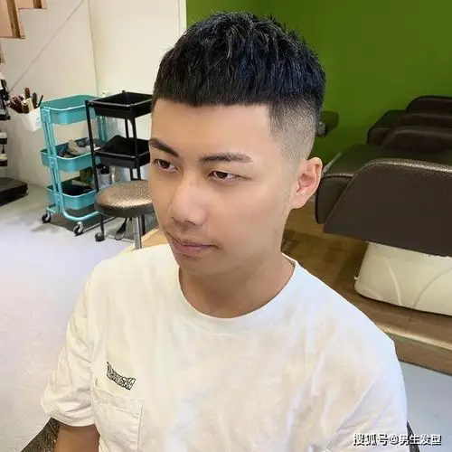男生剪"两边铲"短发干净帅气,下次去理发,照着剪就可以了_发型