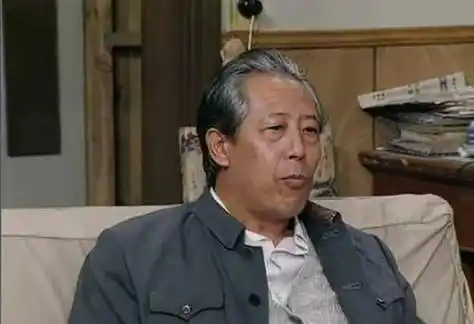 紧接着,就是胡学范的扮演者英若诚,于大妈的扮演者金雅琴.