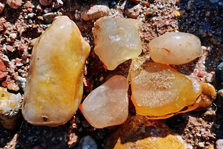 石英石与玛瑙的的区别比较大这些原石你的细品