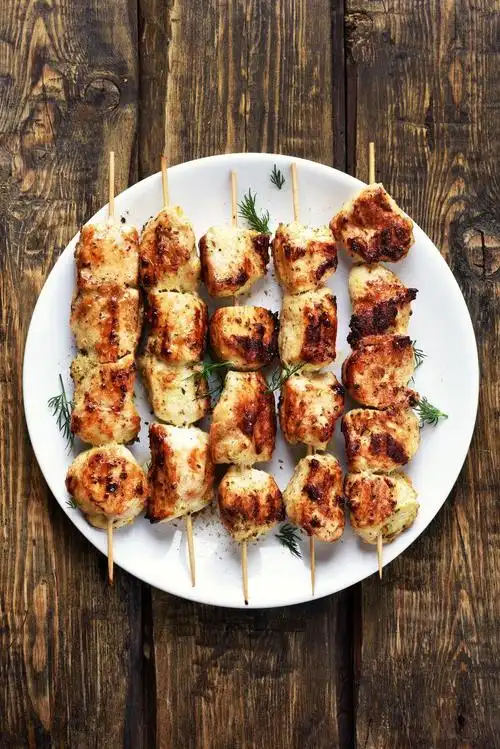 盘子里的肉串图片-摆放整齐盘子里的烤肉串素材-高清图片-摄影照片-寻