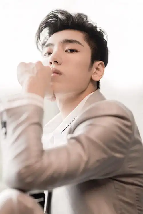 王子异银色西装帅气图片写真37