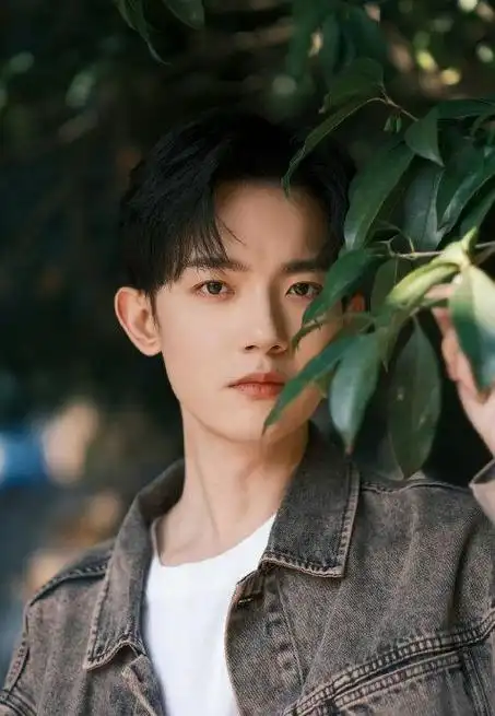 李明德春日随拍,少年感满满,绝美侧颜气质出众|李明德|春日_新浪新闻