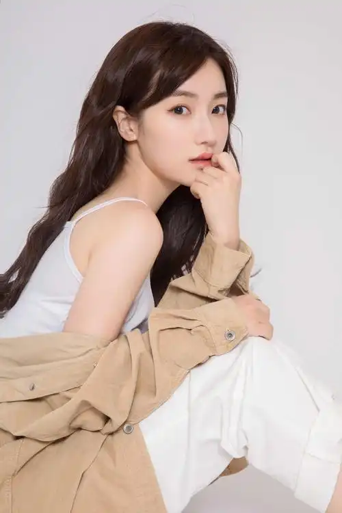 "最美校服女生"高晴仙系写真曝光,完美诠释甜美时尚风