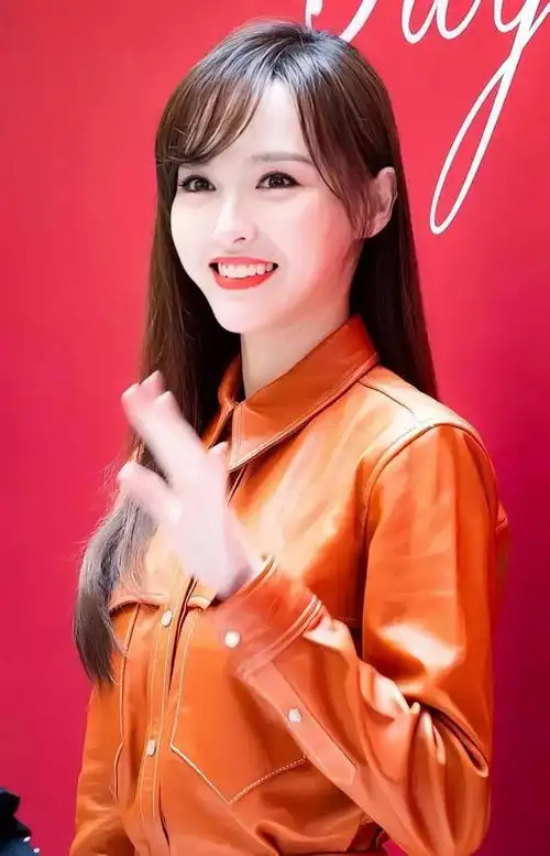 最近,唐嫣参加了一场发布会,身穿一件橘色皮衣,笑容十分迷人.