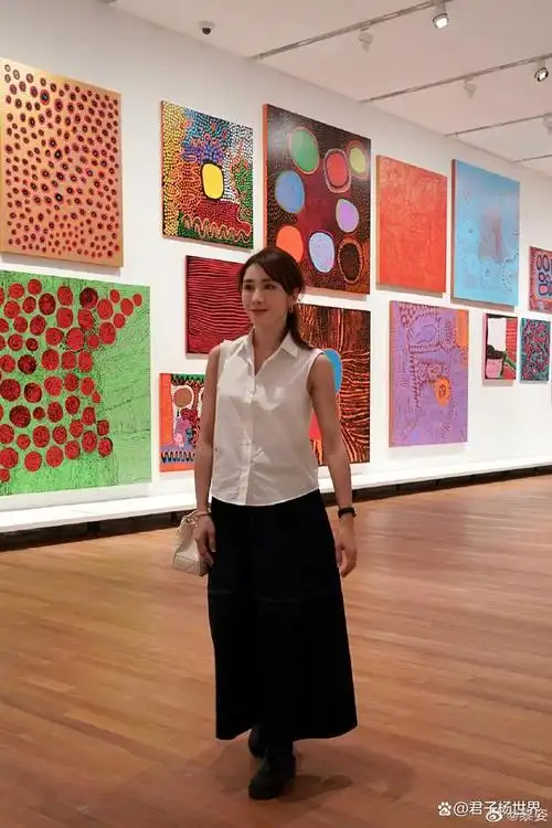 日前,著名香港女星黎姿在社交平台分享一组写真,并留言:"參觀當代藝術