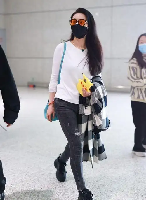 范冰冰穿白色上衣搭灰色牛仔裤清新迷人长发飘飘很有女神范