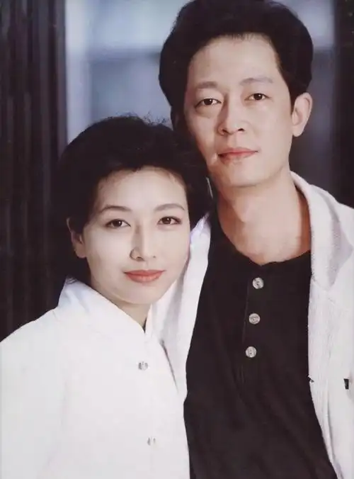 "老干部"靳东的低调情史,和他背后的"二婚女人"