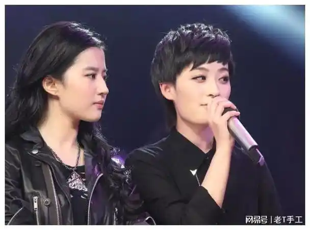 2010年,曾轶可还抽空参演了电影《恋爱通告》,与当红小花刘亦菲成为好