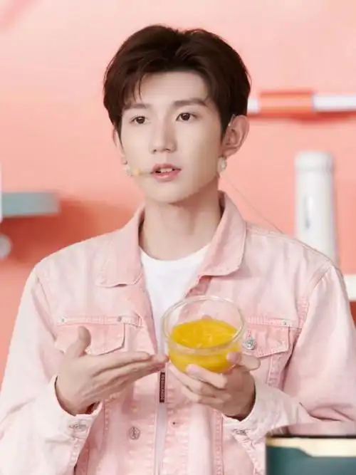 全世界最适合粉色的酷boy#王源今天正式开始上课##王源时光音乐会