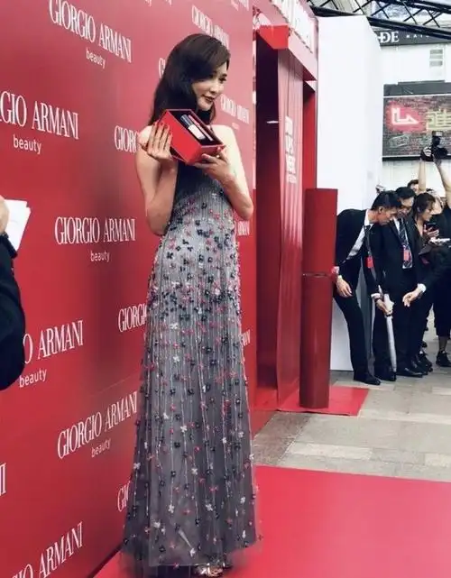 林志玲婚后大变样脸饱不自然身材倒保持的很好名媛气质消失