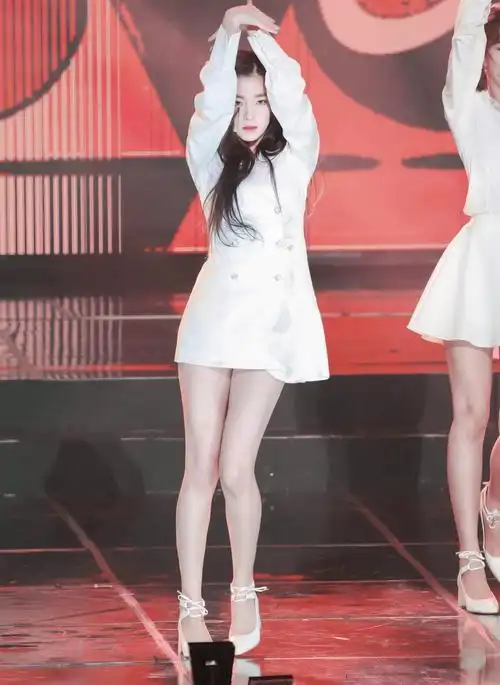 原创韩国女团服装惹争议?超短热裤过于紧身,粉丝齐呼公司没下限