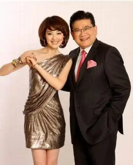 在《舞林大会》的舞台上,王冠和曹可凡搭档,两人默契的配合,每次都能