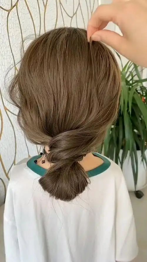 夏天必扎的一款发型,超级简单,还特别凉快