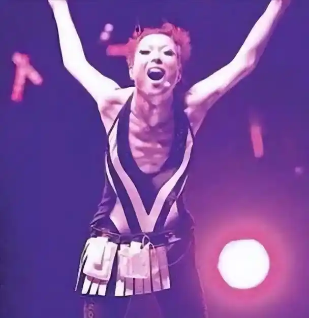 郑秀文|瘦到病态,动脸成瘾,强行装嫩,内娱的"畸形审美"真是刷新三观