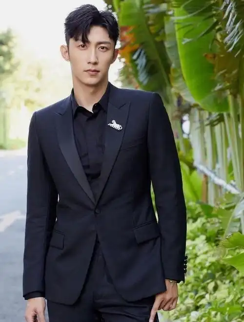 不愧是周放的男人,黄景瑜西装造型太帅了,真是撩人于无形之中